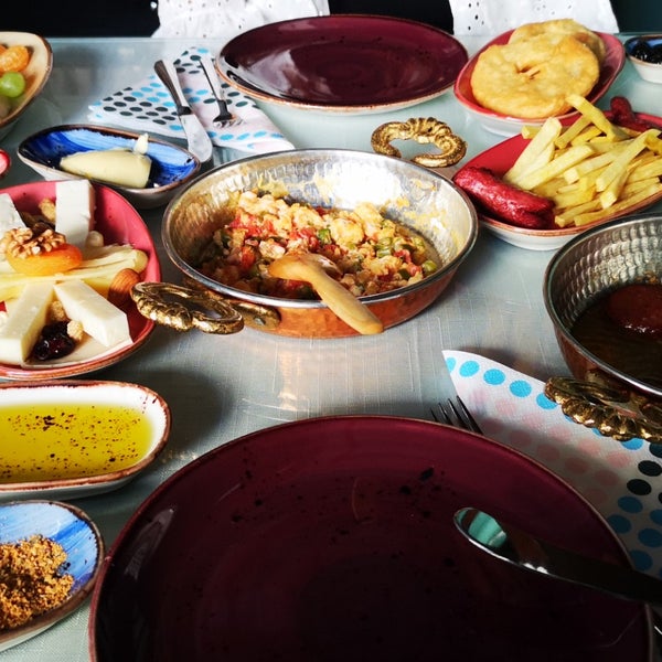 Foto diambil di Deniz Nadide Duru Breakfast oleh Can K. pada 10/21/2019
