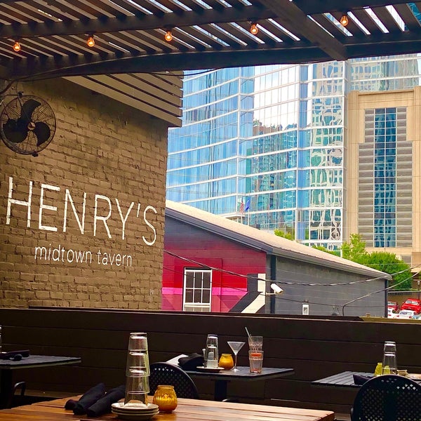 รูปภาพถ่ายที่ Henry&#39;s Midtown Tavern โดย Pericles P. เมื่อ 7/19/2021