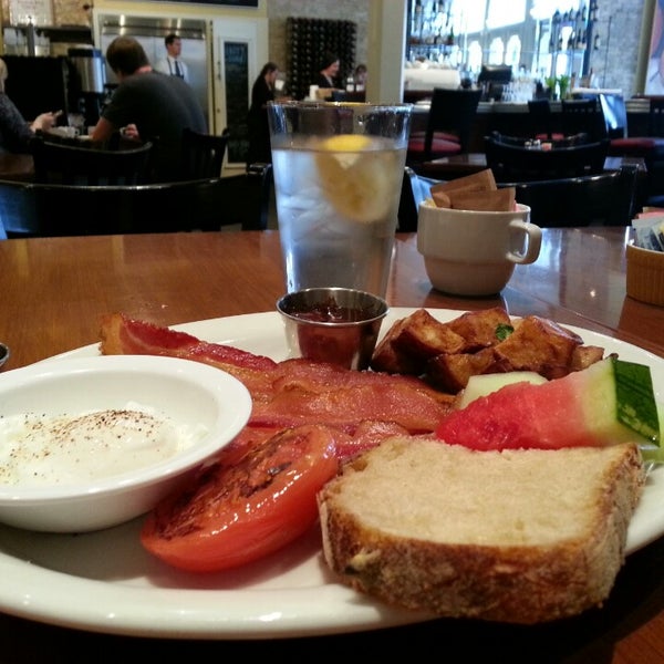3/16/2013 tarihinde Anthony R.ziyaretçi tarafından Annies Café &amp; Bar'de çekilen fotoğraf