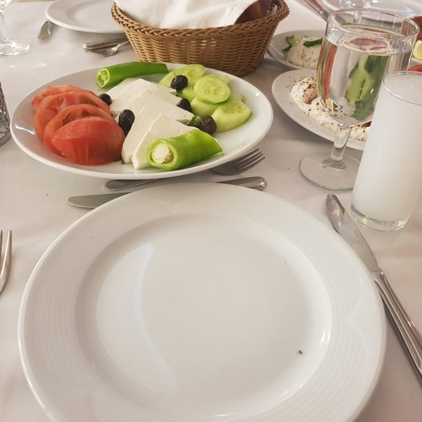 รูปภาพถ่ายที่ Safir Restaurant โดย Gökhan เมื่อ 8/4/2018