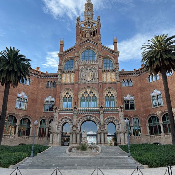 Foto diambil di Sant Pau Recinte Modernista oleh Abdulrahman .. pada 6/18/2023