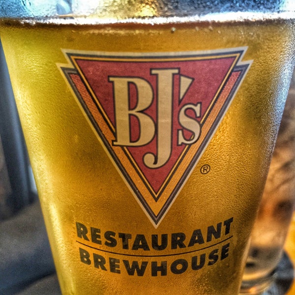 Photo taken at BJ&#39;s Restaurant &amp; Brewhouse by David on 8/15/2015