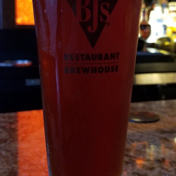 Photo taken at BJ&#39;s Restaurant &amp; Brewhouse by Lynn Y. on 9/23/2019