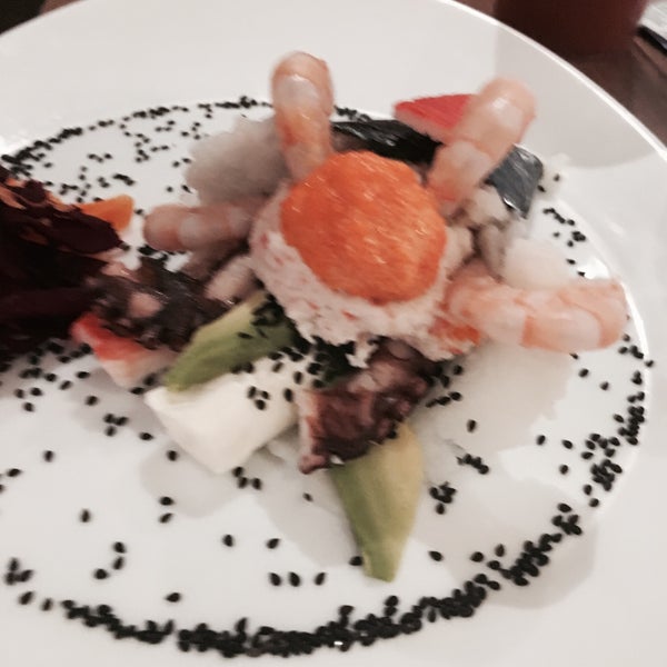 Das Foto wurde bei The Sushi &amp; Salads, Co. von Ishani I. am 10/20/2016 aufgenommen