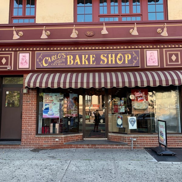 Foto diambil di Carlo&#39;s Bake Shop oleh Alan S. pada 9/26/2019