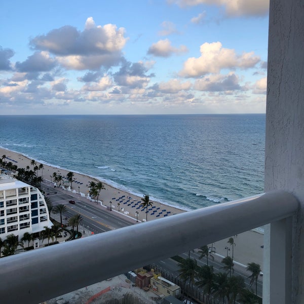 รูปภาพถ่ายที่ Hilton Fort Lauderdale Beach Resort โดย Sandi T. เมื่อ 12/9/2019