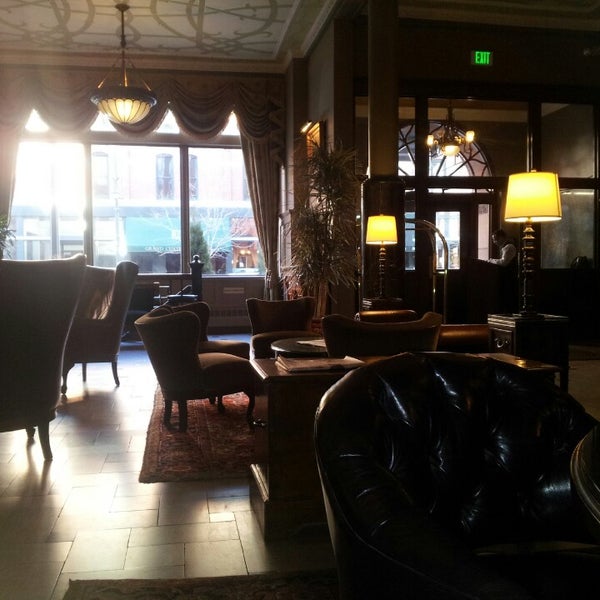 รูปภาพถ่ายที่ The Oxford Hotel โดย Carlos V. เมื่อ 3/21/2013