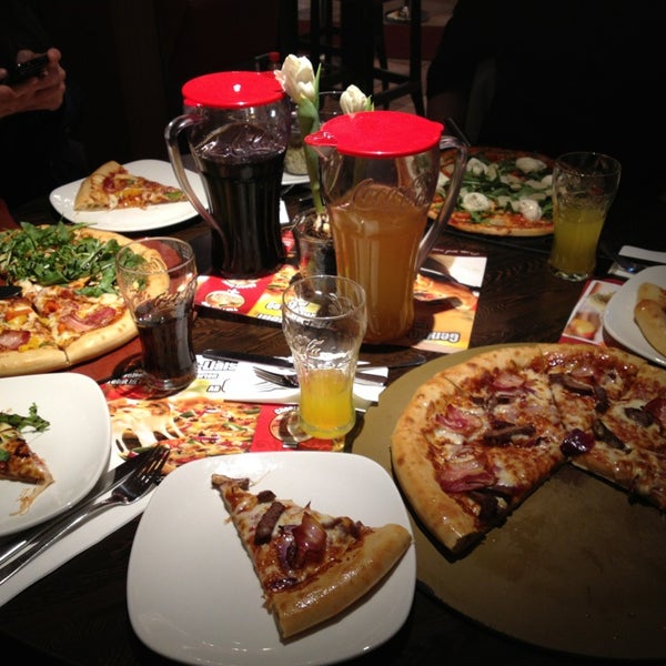 3/28/2013 tarihinde Jana B.ziyaretçi tarafından Pizza Hut'de çekilen fotoğraf