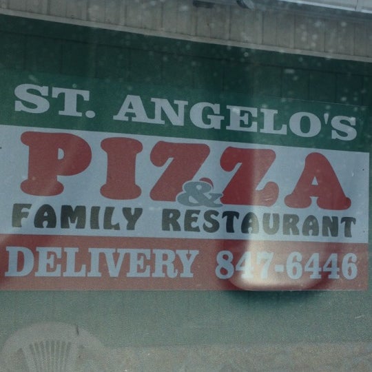 รูปภาพถ่ายที่ St. Angelo&#39;s Pizza โดย Robert F. เมื่อ 11/4/2012