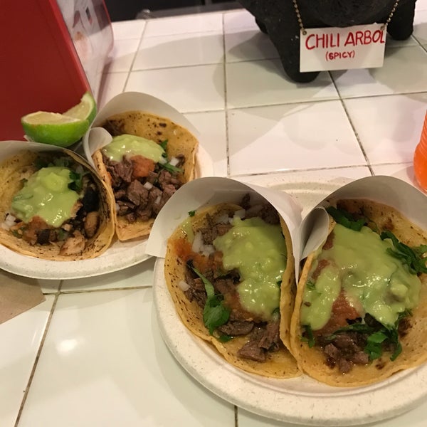 Foto tirada no(a) Los Tacos No. 1 por Shirl H. em 12/31/2016