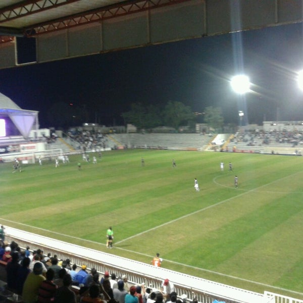 รูปภาพถ่ายที่ Estadio Altamira โดย Ivan G. เมื่อ 1/12/2014