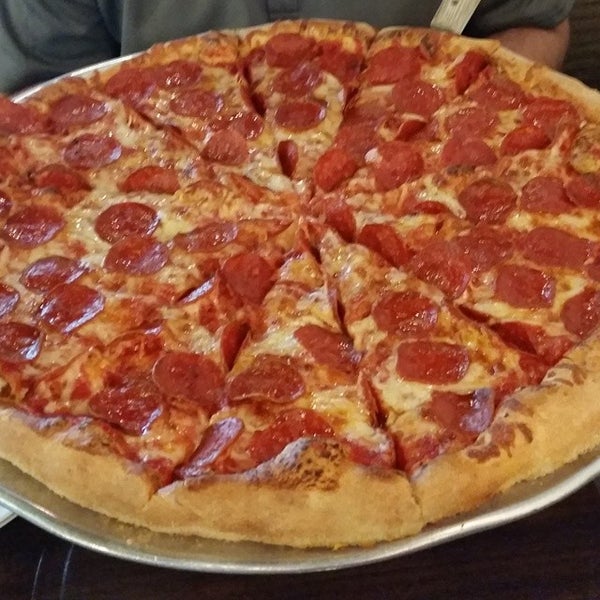 Foto diambil di Knollas Pizza oleh Joshua P. pada 7/8/2014