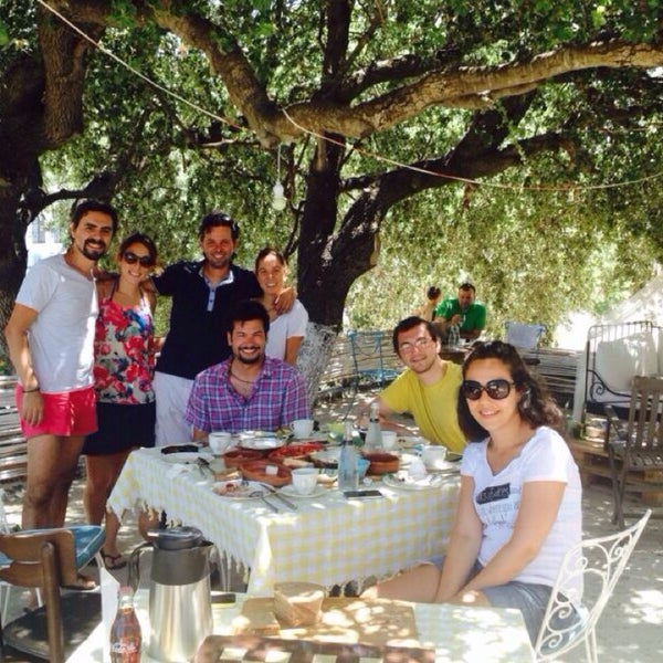 Das Foto wurde bei Yaz Kış Cafe von Göktan I. am 6/28/2014 aufgenommen
