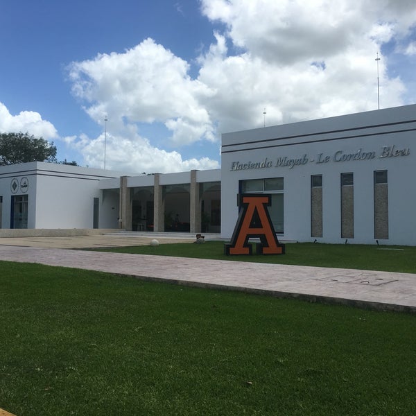 รูปภาพถ่ายที่ Universidad Anáhuac Mayab โดย Veronica T. เมื่อ 9/14/2016