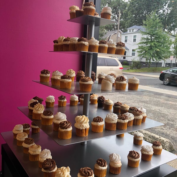 รูปภาพถ่ายที่ Gigi&#39;s Cupcakes โดย Megan C. เมื่อ 10/7/2018