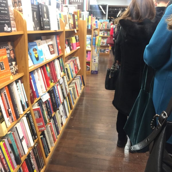 Foto diambil di Words Bookstore oleh Megan C. pada 12/16/2017