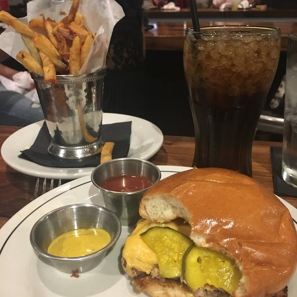 Снимок сделан в H&amp;F Burger пользователем Melina B. 5/29/2017