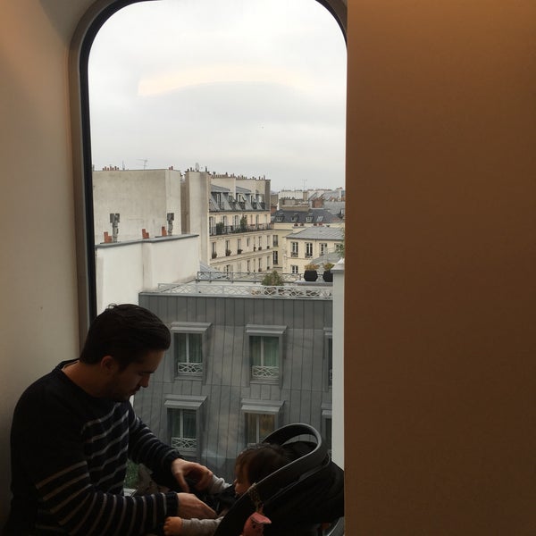 Foto diambil di Renaissance Paris Republique Hotel oleh Melina B. pada 12/30/2018