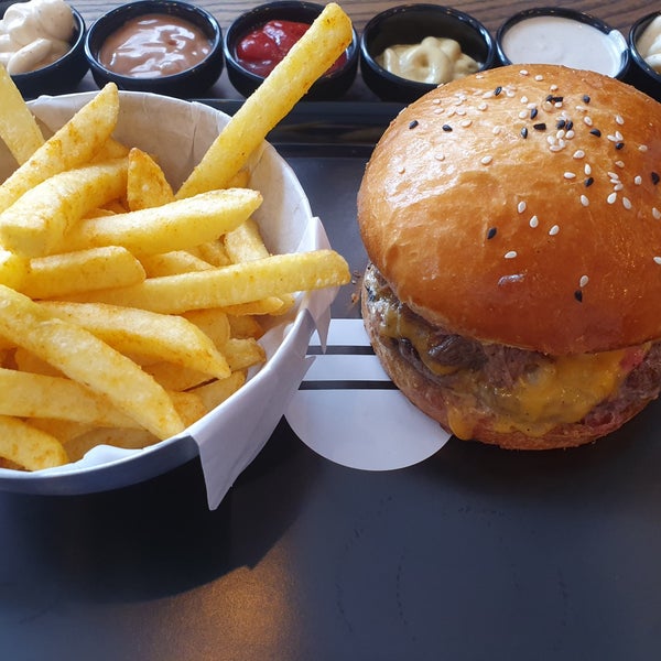 Photo taken at Unique Burgers by Ahmet Hakan B. on 4/17/2019