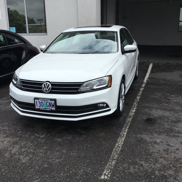 Armstrong Volkswagen Car Dealership in Gladstone