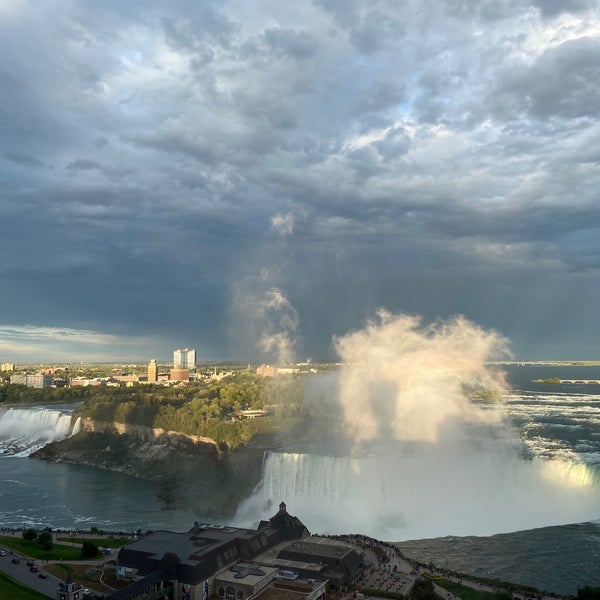 รูปภาพถ่ายที่ Niagara Falls Marriott Fallsview Hotel &amp; Spa โดย Jeremy V. เมื่อ 9/5/2020
