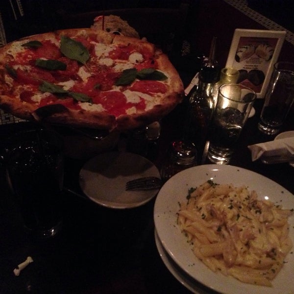 11/16/2013 tarihinde Laysa Molina ♡ziyaretçi tarafından Antika Restaurant &amp; Pizzeria'de çekilen fotoğraf