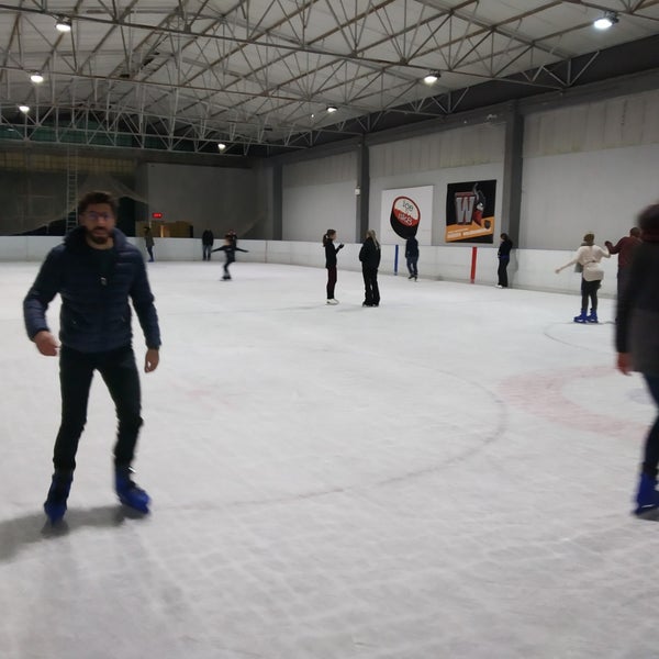 12/6/2018 tarihinde Serhat S.ziyaretçi tarafından Παγοδρόμιο Ice n&#39; Skate'de çekilen fotoğraf