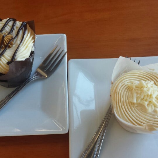 รูปภาพถ่ายที่ Ethereal Cupcake and Coffee Shoppe โดย Mel L. เมื่อ 5/24/2014