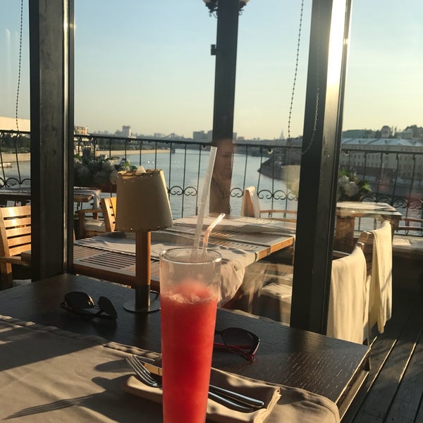 Das Foto wurde bei Ресторан &amp; Lounge «Река» von Olesya ✨. am 8/21/2017 aufgenommen
