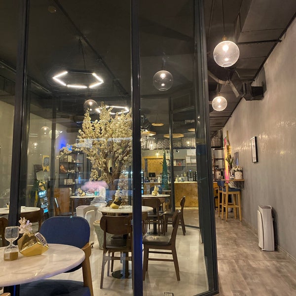 รูปภาพถ่ายที่ Hex Cafe Specialty House โดย رامة 💫 เมื่อ 6/26/2021