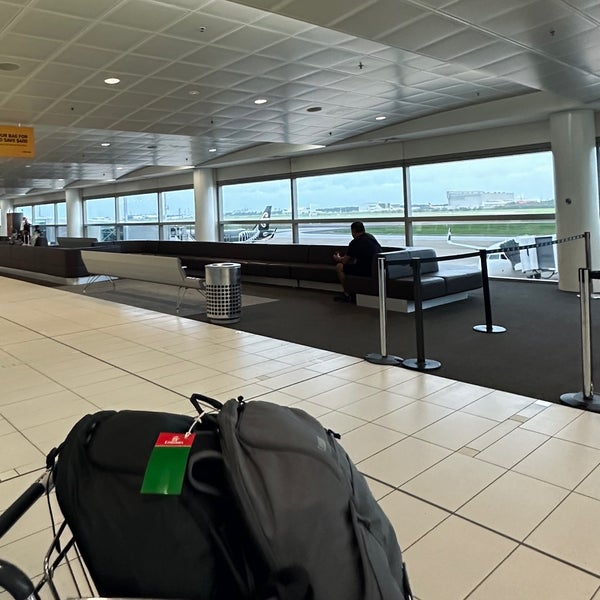 Foto diambil di Brisbane Airport International Terminal oleh رامة 💫 pada 12/30/2023