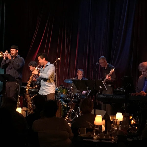 Снимок сделан в Dimitriou&#39;s Jazz Alley пользователем Leo L. 7/25/2018