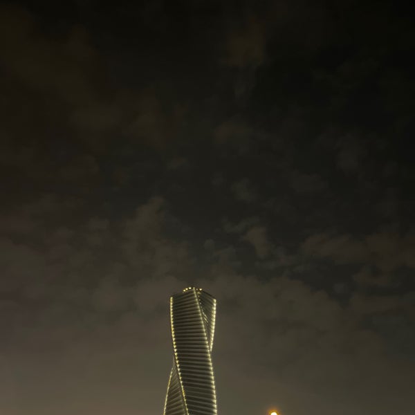 Foto diambil di Majdoul Tower oleh Ron 🦦 pada 12/31/2022