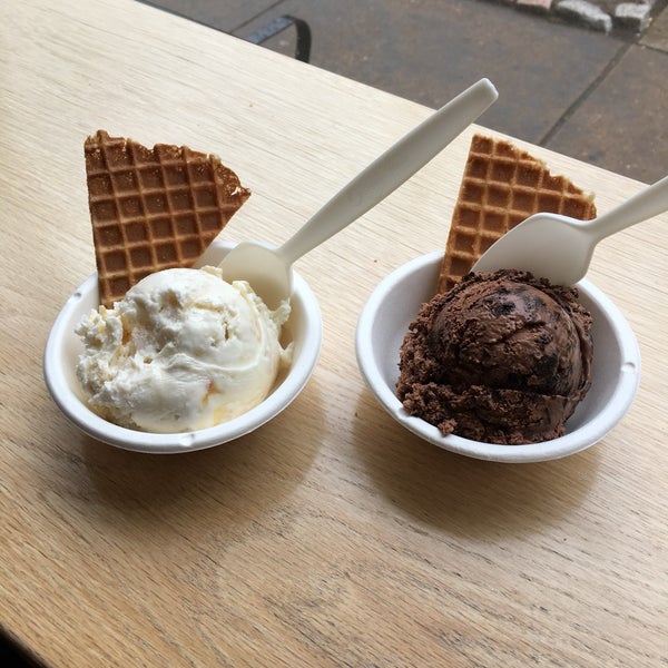 Снимок сделан в Jeni&#39;s Splendid Ice Creams пользователем Genevieve H. 4/14/2019