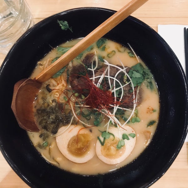 Снимок сделан в Zen Ramen &amp; Sushi пользователем Ying G. 8/30/2018