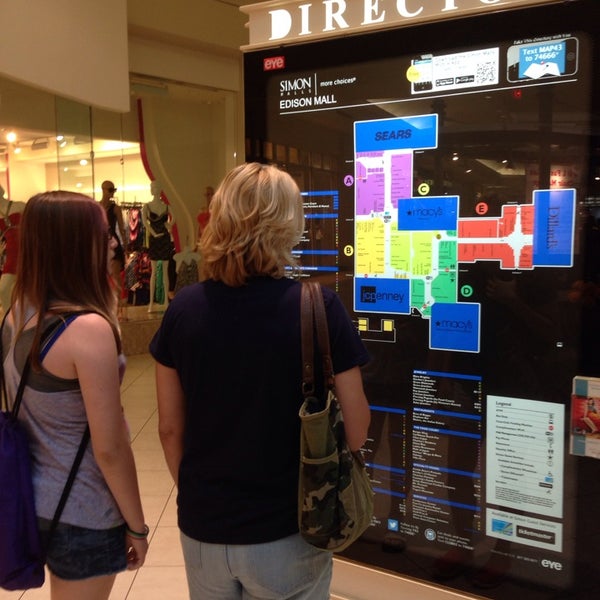 Foto diambil di Edison Mall oleh Shawn S. pada 7/18/2013