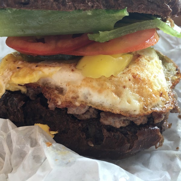 Foto scattata a Krazy Jim&#39;s Blimpy Burger da Shawn S. il 9/29/2015