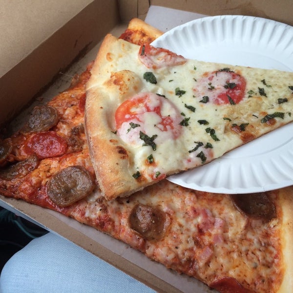 Photo prise au Downtown House Of Pizza par Shawn S. le7/7/2014