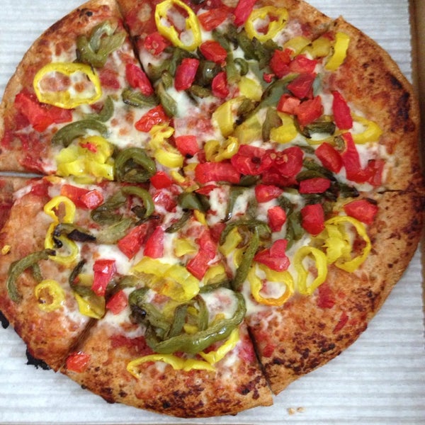 Foto scattata a Uncle Maddio&#39;s Pizza Joint da Macy T. il 8/9/2014