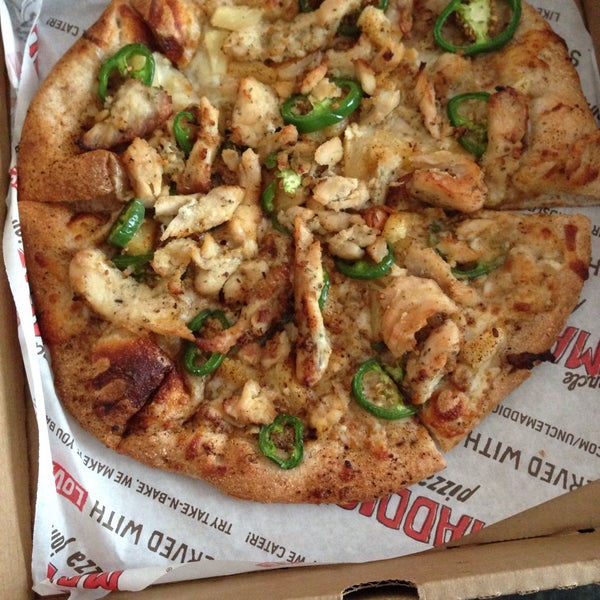 Foto scattata a Uncle Maddio&#39;s Pizza Joint da Macy T. il 12/18/2014