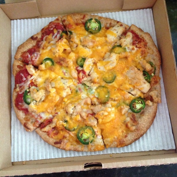 Foto scattata a Uncle Maddio&#39;s Pizza Joint da Macy T. il 8/9/2014
