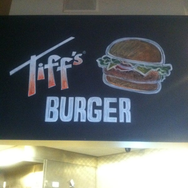 Das Foto wurde bei Tiff&#39;s Burger von David C. am 6/10/2013 aufgenommen