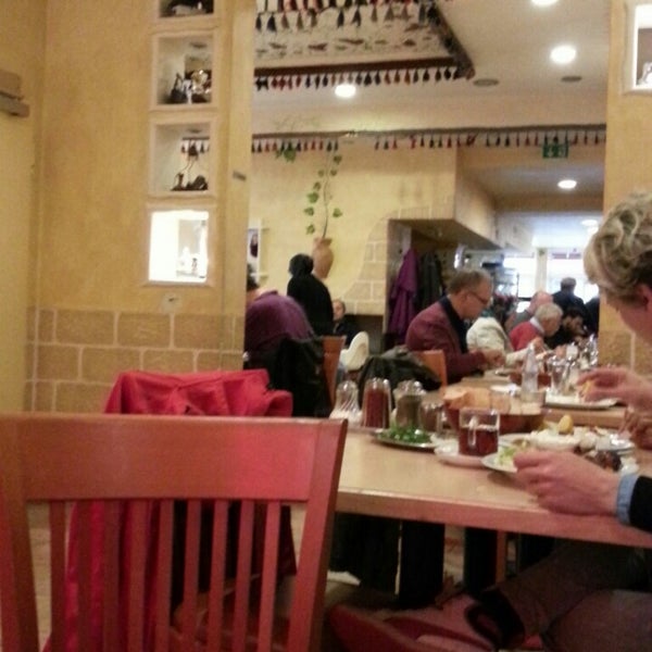 Das Foto wurde bei Kilim Restaurant von Ayşenur B. am 5/10/2014 aufgenommen