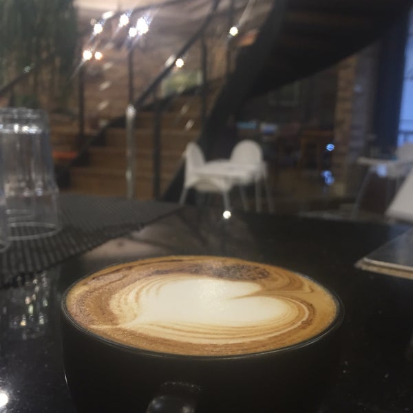 Foto diambil di Asmalı Balkon Cafe &amp; Bistro oleh Ertuğ E. pada 11/15/2018