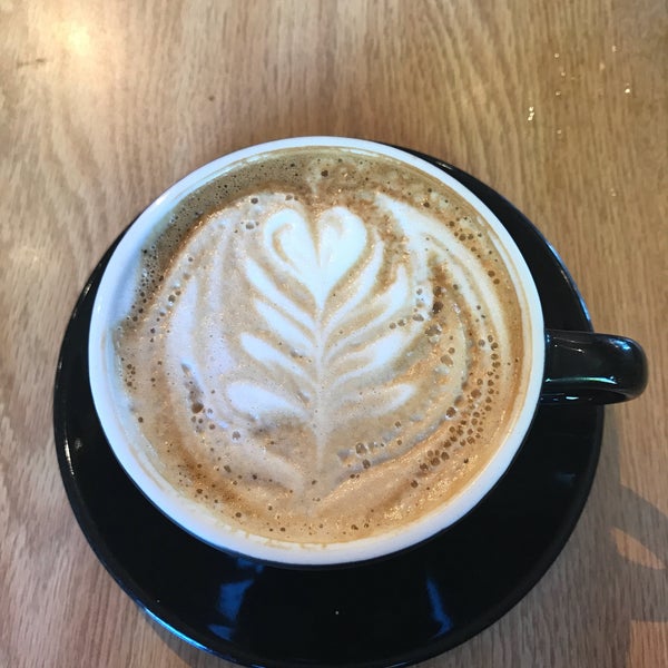 Foto diambil di Issaquah Coffee Company oleh Yenel 😎 Y. pada 5/19/2017