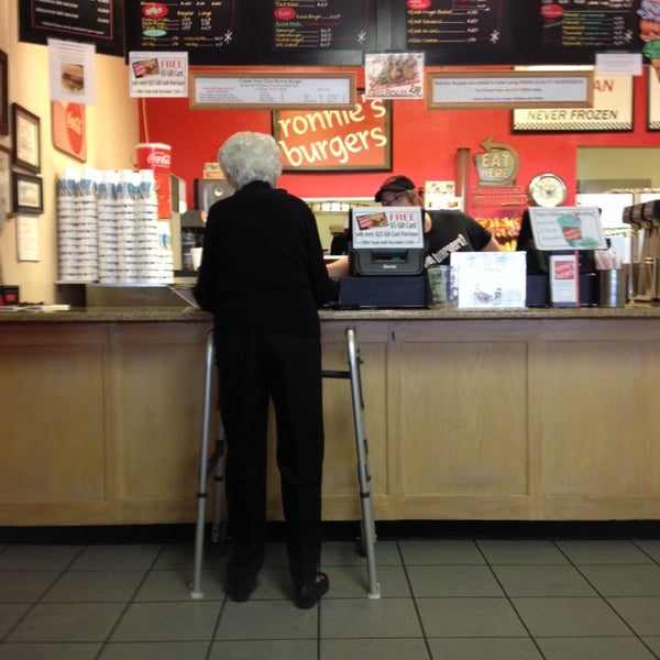 Das Foto wurde bei Ronnie&#39;s Burgers von Charlene W. am 11/21/2014 aufgenommen