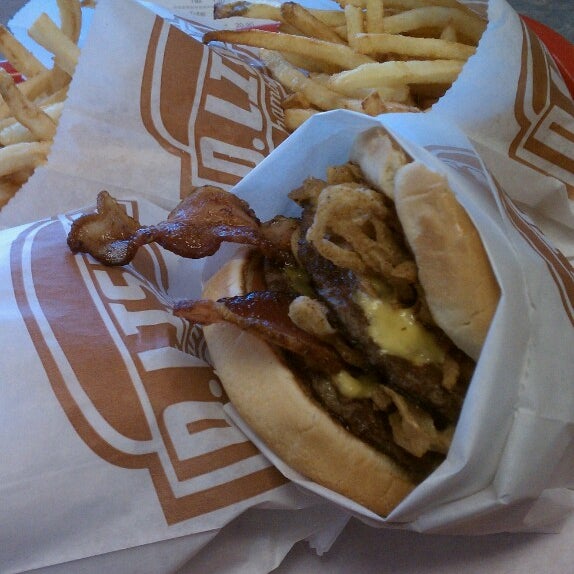 Das Foto wurde bei D. Lish&#39;s Great Hamburgers von Esteban R. am 10/28/2013 aufgenommen