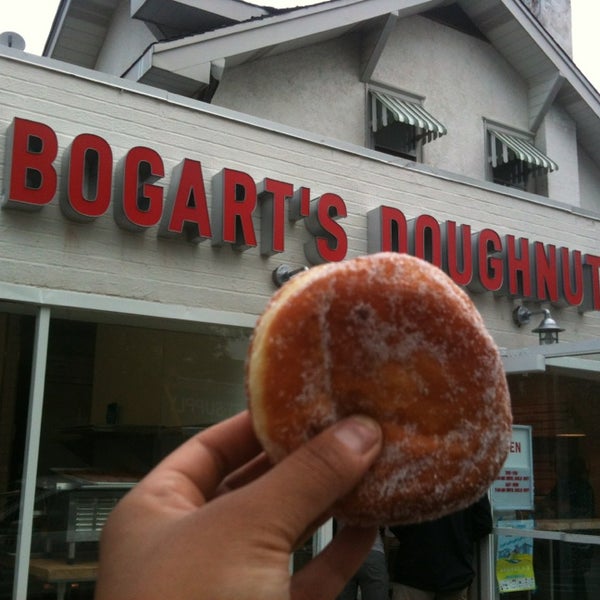 Das Foto wurde bei Bogart&#39;s Doughnut Co. von Lorena W. am 7/6/2014 aufgenommen