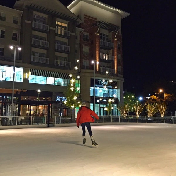 Das Foto wurde bei Pentagon Row Ice Skating Rink von David ⚡. am 11/1/2014 aufgenommen