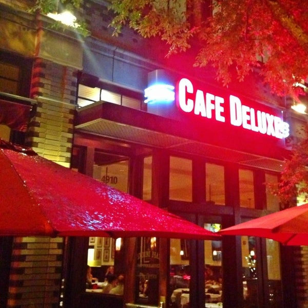 Foto tirada no(a) Café Deluxe por David ⚡. em 6/10/2013